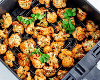 Pedaços de couve-flor na airfryer douradinhos dentro da cesta