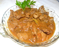 Acém na pressão com cerveja preta e creme de cebola