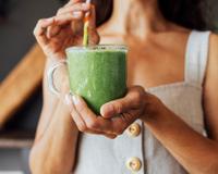 Verde, nutritivo e fácil de fazer: esse é o melhor suco para limpar o fígado e acabar com o mau hálito