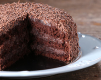 Bolo de chocolate gelado e molhadinho é a sobremesa perfeita para um lanche da tarde: veja como é fácil de fazer!