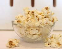 Pipoca de cinema em casa: pipoqueira da Mallory prepara o lanche sem usar óleo e está com 47% de desconto
