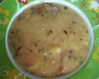 Sopa de mandioca com linguiça