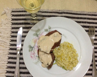 Filé mignon ao molho de mostarda com risoto de alho-poró