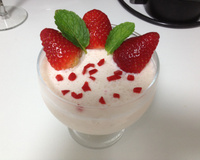 Frozen yogurt com morango e pimenta