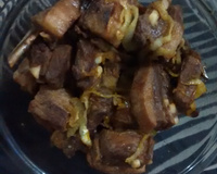 Costelinha de javali acebolada