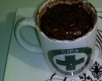 Bolo de caneca sem ovo com cobertura de chocolate