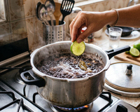 Por que colocar uma fatia de limão na água do feijão? Entenda por que algumas pessoas fazem esse truque na hora de cozinhar
