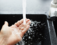 Como economizar água na cozinha: confira dicas