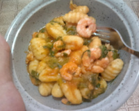 Nhoque com camarão ao molho de tomate
