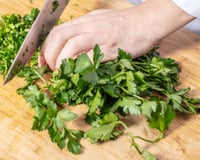 Nem congelar, nem desidratar: guardando a salsinha desse jeito, ela fica fresca por até um ano