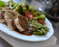 Lombo na panela de pressão com vinho e molho