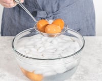 Muita gente entende errado: é por isso que você não deve colocar ovos cozidos quentes em água fria