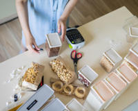 Como tirar cola de etiqueta de potes de um jeito fácil? TudoGostoso revela 4 formas diferentes