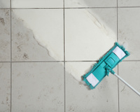 Adeus, manchas no chão! A mistura simples para limpar piso de porcelanato e cerâmica de forma profunda e sem gastar muito