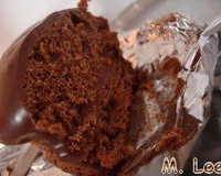 Muffins recheados e com cobertura de chocolate