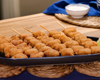 Espetinho de camarão à milanesa