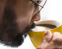 Beber café todos os dias ou não beber café de jeito nenhum: quem se mantém mais saudável na velhice?