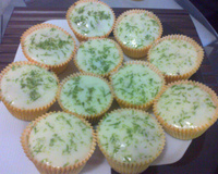 Bolinho de limão com cobertura de leite condensado