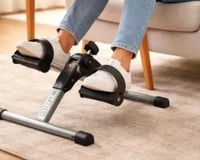 Mini bicicleta ergométrica permite fazer exercícios sem sair de casa e está com 14% de desconto