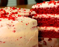 Aprendi a fazer um bolo red velvet perfeito com o vídeo que minha vizinha confeiteira me mostrou: fiquei apaixonada pela massa fofinha
