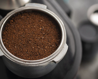 A borra de café é um resíduo muito problemático, mas há uma solução para mantê-la fora dos aterros sanitários: transformá-la em concreto