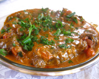 Bife a rolê com molho de vinho tinto e requeijão