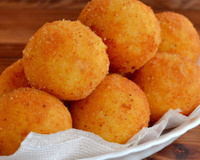 Só precisa de 3 ingredientes para fazer a melhor bolinha de queijo que você vai comer na sua vida