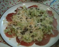 Salada de carpaccio com alcaparras