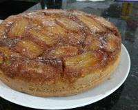 Bolo invertido de banana caramelada de liquidificador