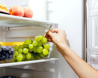 O horário importa? Especialista esclarece o que acontece com o corpo de quem come frutas à noite