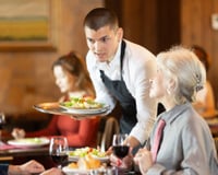 Se você sempre ajuda o garçom na hora de tirar a mesa, saiba que isso tem um significado, segundo a psicologia