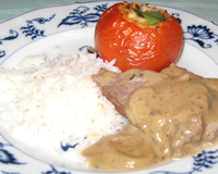 Filé mignon ao molho gorgonzola e tomates recheados