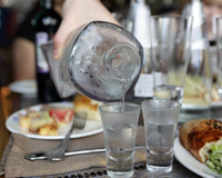 O detalhe que você precisa saber sobre beber água gelada nas refeições