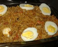 Macarrão parafuso ao molho de sardinha e ovos cozidos.