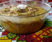 Bolo de banana sem lactose e recheado com banana e passas