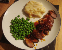 Peito de pato com molho de soja, mel e gengibre