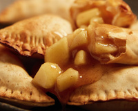 Pastel doce de maçã melhor que a tortinha do McDonald's: receita quentinha de massa crocante pode ser frita ou assada