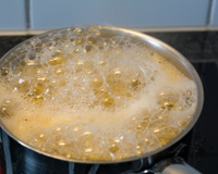 Chega de sujar o fogão! Truque surpreendente impede que água de fervura transborde da panela