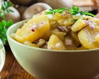 Jantar rápido de maçãs, presunto e batatas