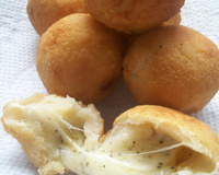 Bolinho de pizza 4 queijos do Marcelo