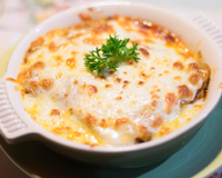Macarrão com queijo e presunto ao forno