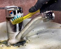 Nem bicarbonato de sódio, nem vinagre: essa é a melhor e mais fácil maneira de remover incrustações de torneiras e banheiros