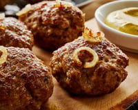 Parece almôndega, mas é muito melhor: esse bolinho de carne alemão fica crocante por fora e suculento por dentro