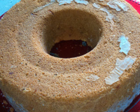 Bolo de cenoura com calda de chocolate que derrete na boca