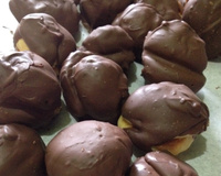 Carolina com cobertura de chocolate, recheada com sorvete ( profiterólis)