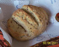 Pãozinho italiano caseiro com salame, azeitonas e ervas frescas