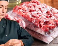 Com quantos anos você descobriu que esse é o jeito mais rápido de descongelar carne?