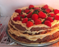 Naked cake de chocolate com brigadeiro branco e frutas vermelhas