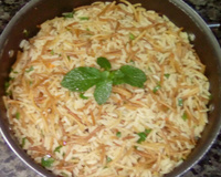 Arroz com aletria ( macarrão cabelo de anjo)