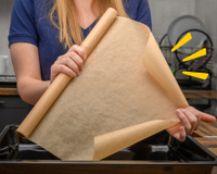 Chega de enrolação: esse é o macete que você precisava pra grudar o papel manteiga no tabuleiro